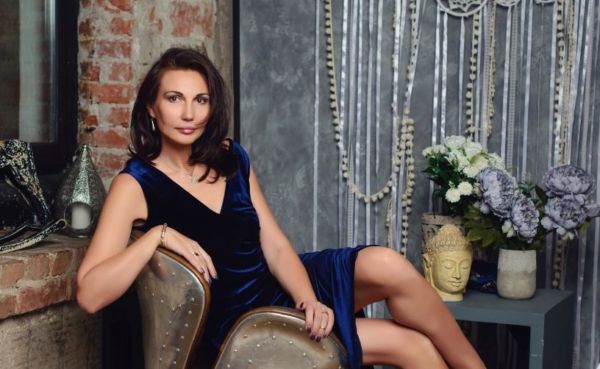 Woman who uses the best cougar dating apps