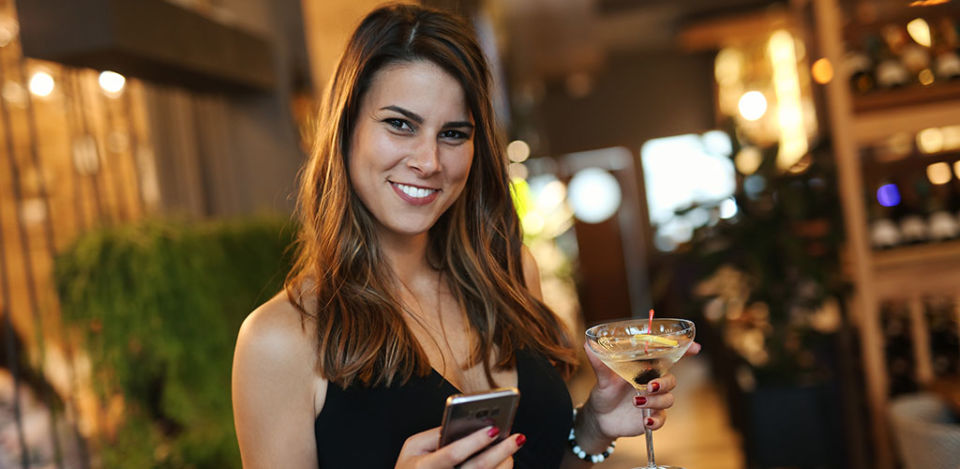 We give you the best tips on how to talk to women online so you get a date.