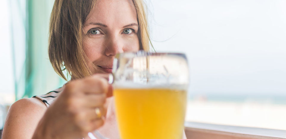 sexy older women like her are dating younger men