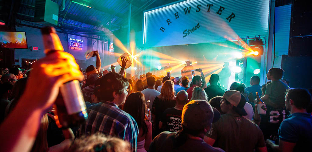 The crowd full of people at Brewster Street Ice House