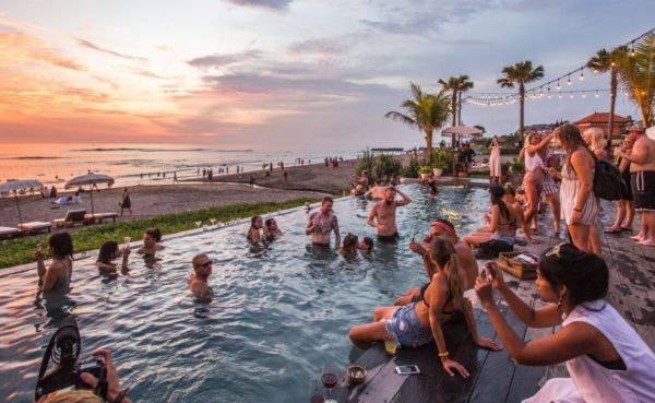 A group of singles looking for hookups in Califronia