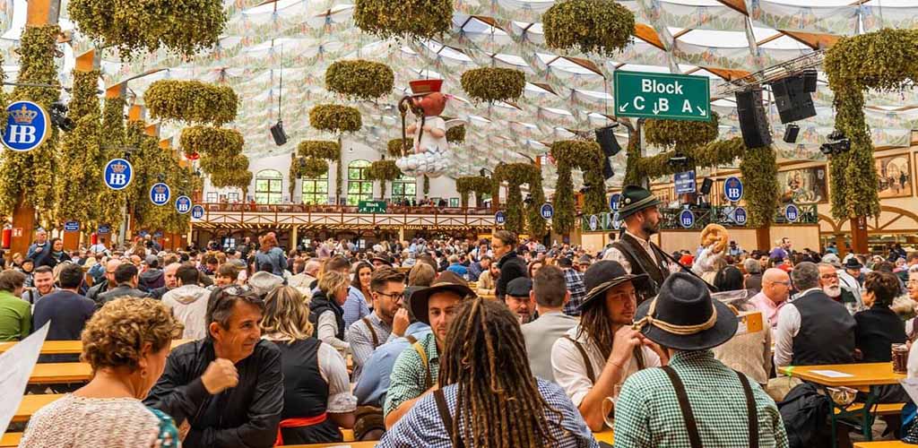 A crowd at Hofbräuhaus full of single women in Columbus