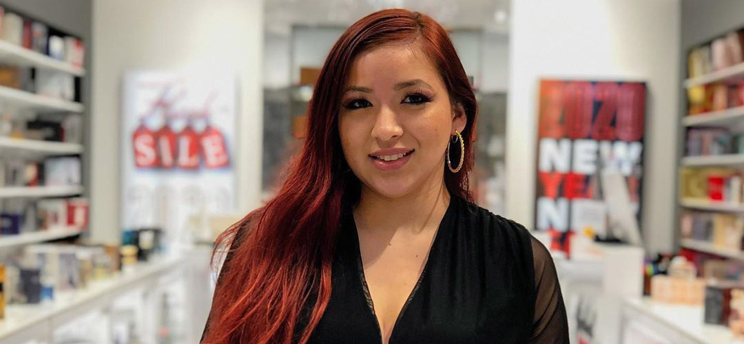 A voluptuous woman at a boutique in La Palmera