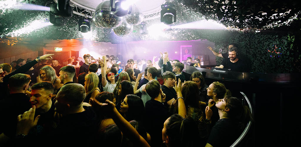 A huge party full of cougars in North Lanarkshire at Live Lounge