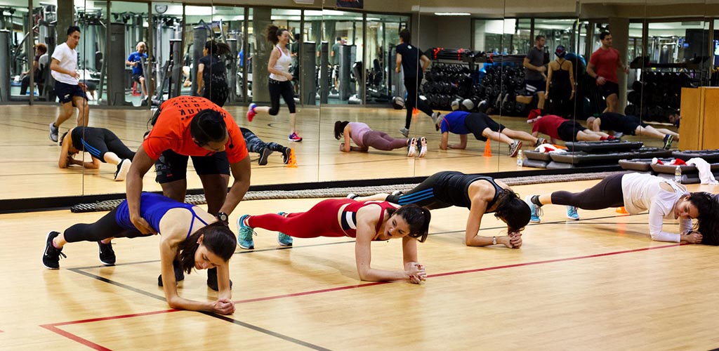 Women planking at Midtown Le Sporting Club Sanctuaire