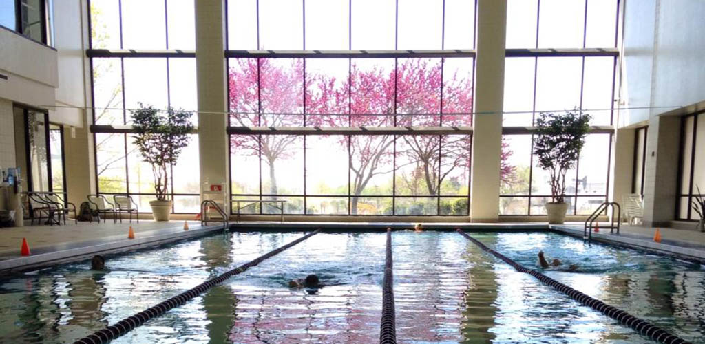 A woman doing laps at the pool in the University Healthy Club