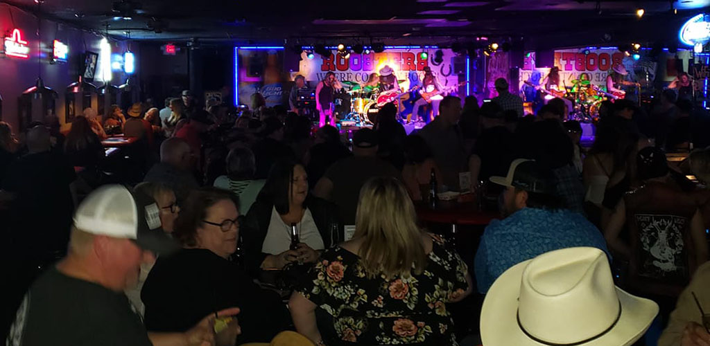 BBW in Mesa enjoying a live show at Roosters Country