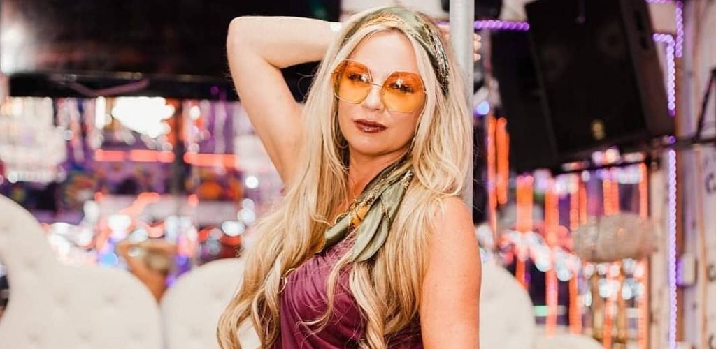 A Memphis cougar having fun at Paula & Raiford's Disco