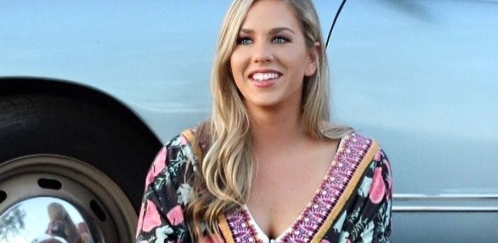 A hot phoenix cougar outside The Little Woody Bar