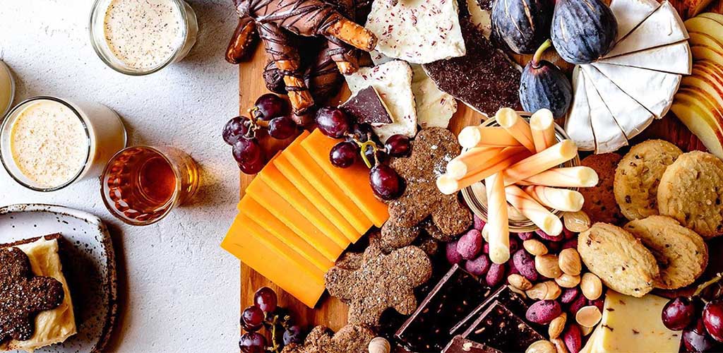 A charcuterie board made with ingredients from Vons