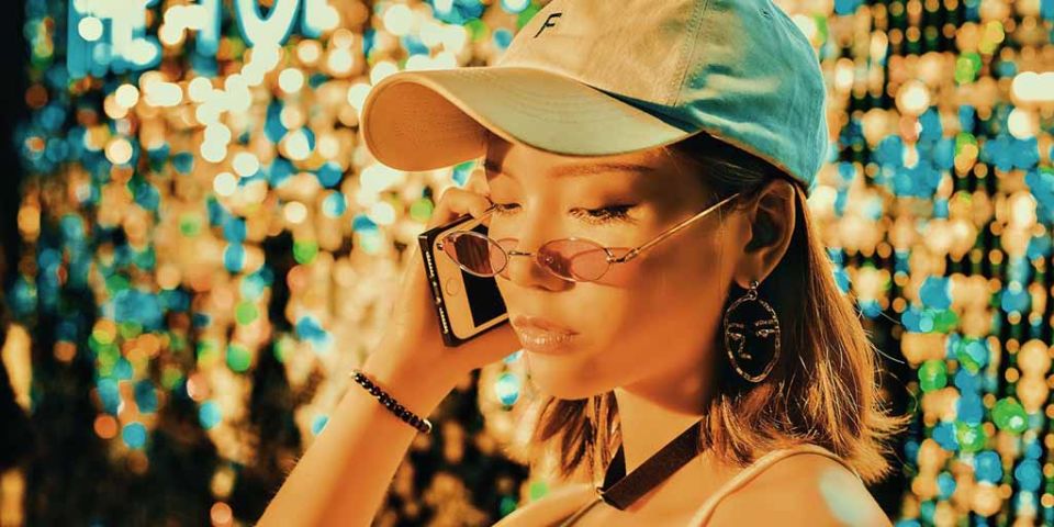 She's going from the first phone call to a first date in minutes