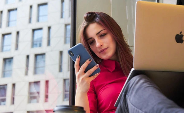 A woman using the best Lubbock dating apps while at work