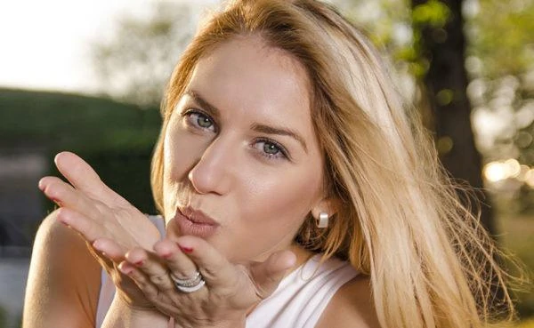 Getting a kiss from a Dutch MILF