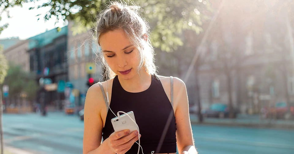 Replying to a match from a free dating app while jogging