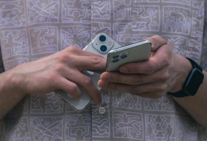 Man scrolling a dating app on his phone