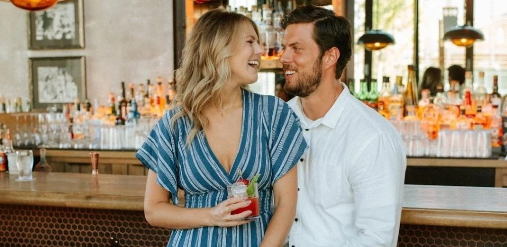 A Baltimore cougar on a date by the bar 